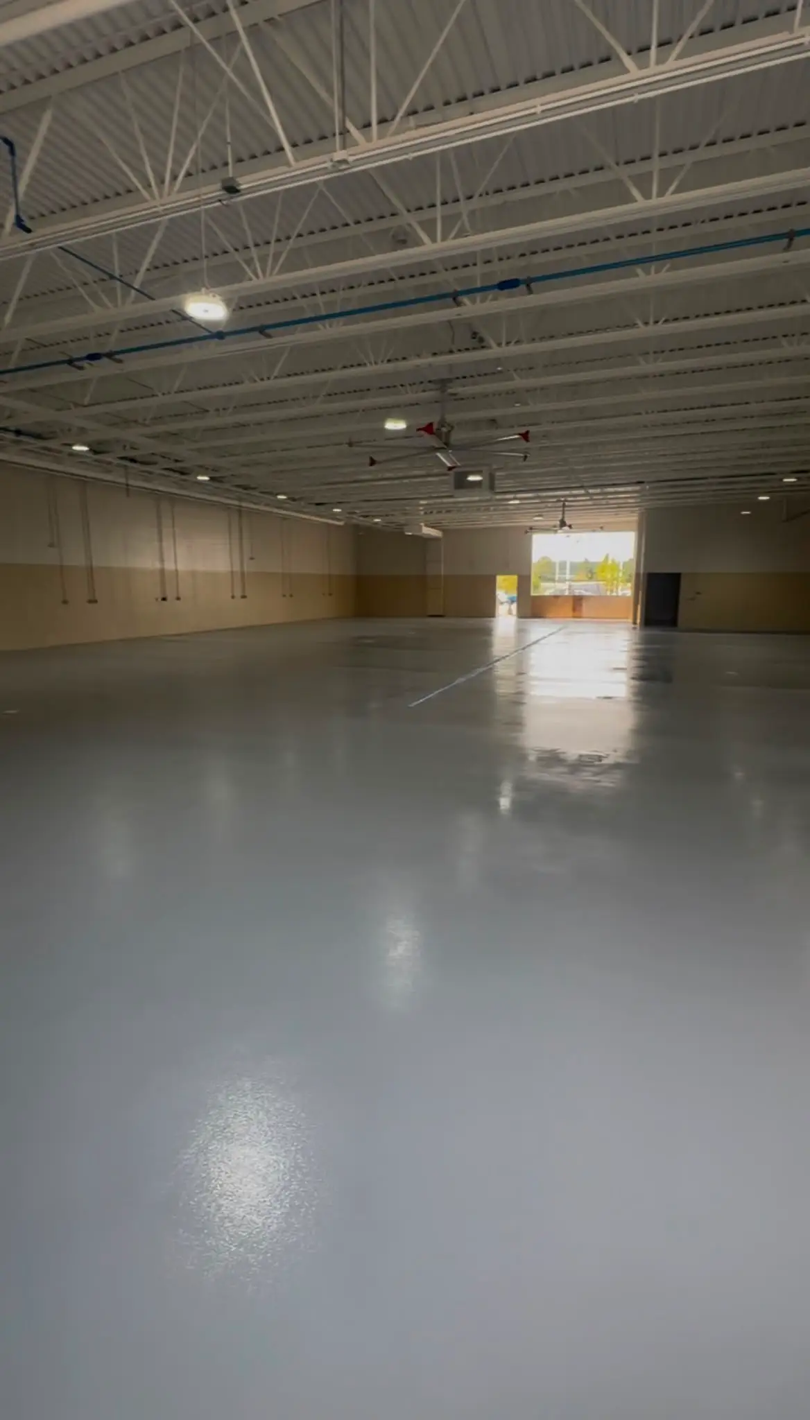 Double-broadcast colored quartz floor, ground back and sealed